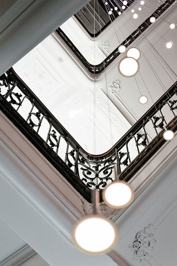 Blick in ein hell beleuchtetes Treppenhaus